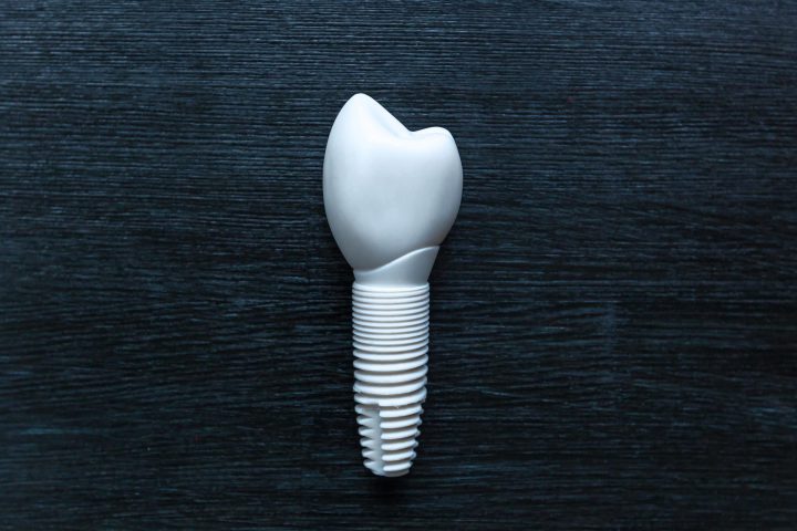 Zirconia dental implant